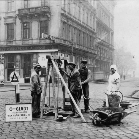 Mitarbeiter bei Kanalarbeiten aus alten Tagen